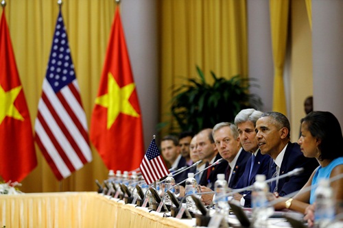 Tổng thống Mỹ Obama phát biểu trong cuộc họp song phương với Chủ tịch nước Trần Đại Quang. Ảnh: Reuters