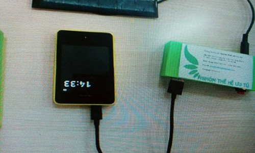 Sinh viên trình làng sạc di động đa năng dùng năng lượng mặt trời