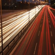 Sợ lái xe trên những con đường vắng vẻ buổi đêm? Công nghệ ánh sáng độc đáo này sẽ giải quyết điều đó