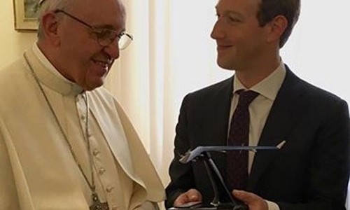 Sếp Facebook tặng máy bay không người lái cho Giáo hoàng