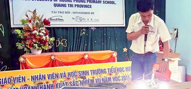 Hỗ trợ 85 đèn năng lượng mặt trời cho học sinh tại huyện Hướng Hóa