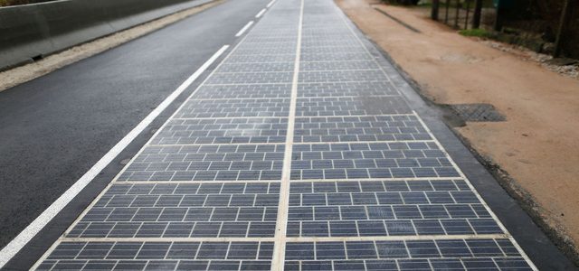 Pháp khánh thành con đường “lát gạch” là pin năng lượng mặt trời đầu tiên trên thế giới