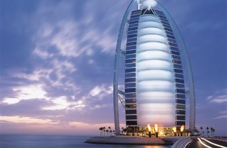 Những tòa nhà chọc trời “khủng” ở Dubai và Thượng Hải: Có nên học hỏi?
