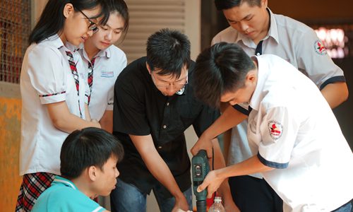 Thầy trò ở Sài Gòn lắp ‘đèn ve chai’ cho người nghèo