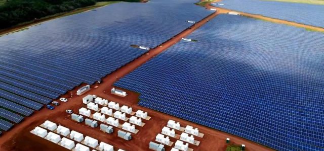 Bên trong trang trại năng lượng mặt trời có thể chiếu sáng đảo Kauai về đêm của Tesla