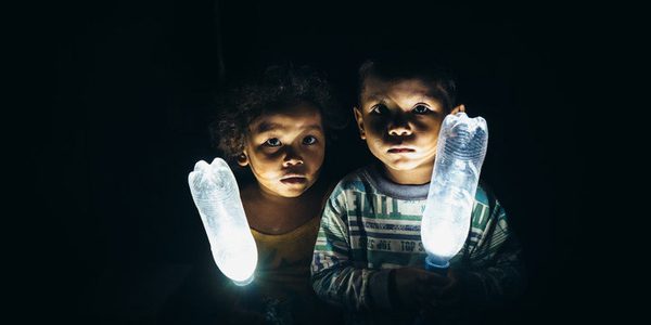Chỉ với 1 chai nước nhựa bỏ đi, đây là cách giúp cho 1 tỷ người trên thế giới có điện thắp sáng