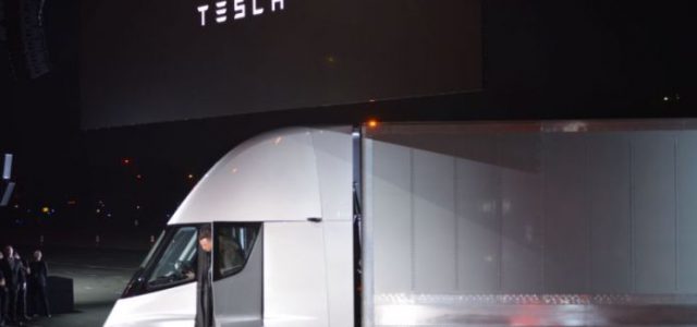 Elon Musk ra mắt xe tải chạy điện Tesla Semi