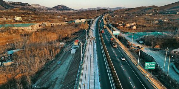 Cả thế giới kinh ngạc Trung Quốc khi lát đường cao tốc bằng pin năng lượng mặt trời
