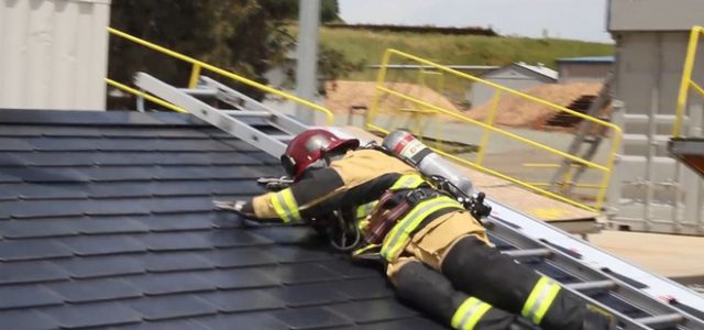 Đến lính cứu hỏa cũng phải ngả mũ vì độ bền mái ngói năng lượng mặt trời của Tesla
