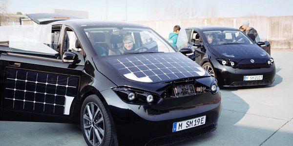 Xe ô tô được lắp 330 tấm pin năng lượng mặt trời, tự sạc cả trong lúc đi