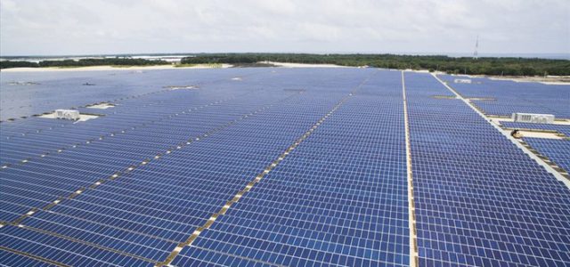 Nhà máy điện mặt trời đầu tiên tại Việt Nam được ghép từ 145.560 tấm pin năng lượng