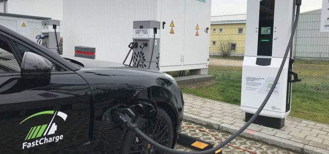BMW và Porsche thử nghiệm hệ thống sạc nhanh cho xe chạy điện