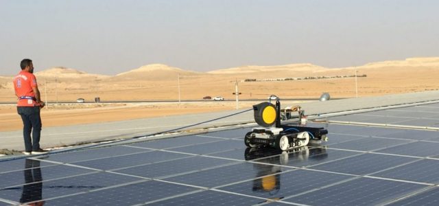 Robot vệ sinh pin năng lượng mặt trời
