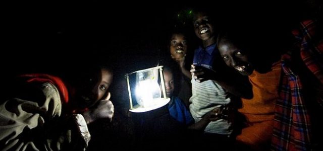 Năng lượng mặt trời trong chai mang lại ánh sáng cho các cộng đồng xa xôi ở Brazil