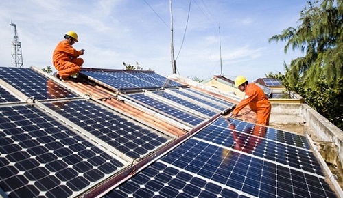 Điện lực Đà Nẵng thanh toán gần 300 triệu tiền bán điện năng lượng mặt trời cho người dân