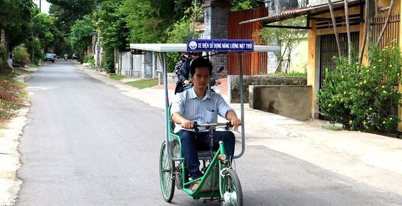 Xe lắc chạy bằng năng lượng mặt trời cho người khuyết tật