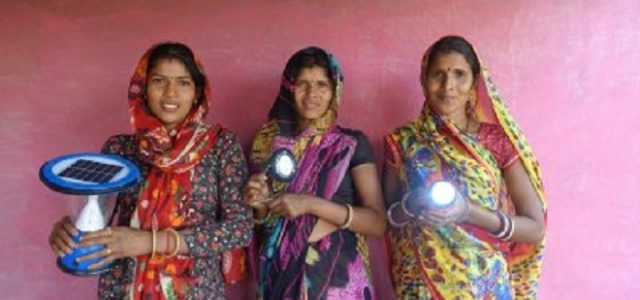 Phụ nữ đang mang năng lượng mặt trời đến hàng ngàn ngôi làng ở Ấn Độ