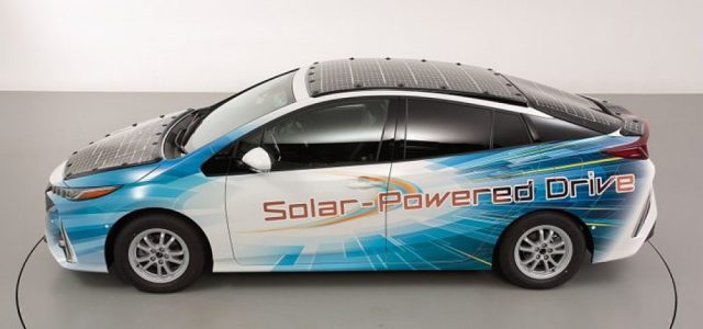 Toyota thử nghiệm chiếc Prius mới sử dụng pin mặt trời siêu mỏng để sạc khi di chuyển