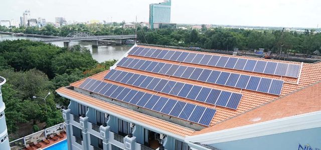 Lắp đặt điện mặt trời mái nhà: Nhà đầu tư mong có giá điện mới