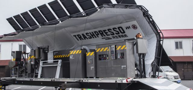 Trashpresso cỗ máy tái chế nhựa di động vận hành bằng năng lượng Mặt Trời