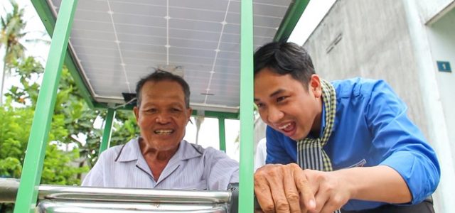 Xe lắc dùng năng lượng mặt trời giúp người khuyết tật